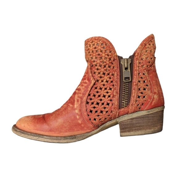 Circle G Corral Red Cut Out Shortie Bootie - Picture 9 of 15